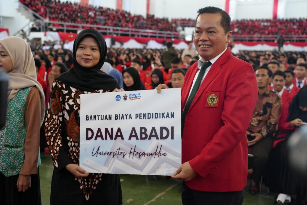 PKKMB Unhas 2024 Penyerahan Beasiswa dan Peluncuran Arsjad Rasjid Lecture Theatre Dorong Prestasi dan Inovasi Mahasiswa