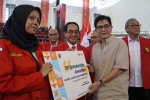 PKKMB Unhas 2024 Penyerahan Beasiswa dan Peluncuran Arsjad Rasjid Lecture Theatre Dorong Prestasi dan Inovasi Mahasiswa