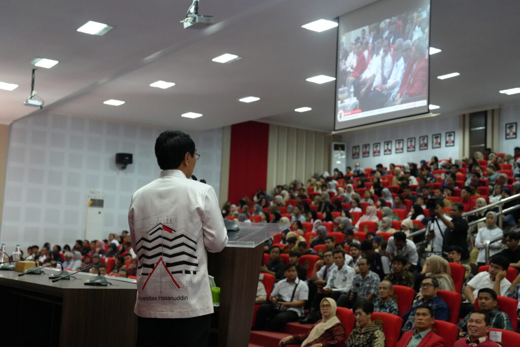 Beri Kuliah Umum di Unhas, Menteri Trenggono Jelaskan Implementasi Kebijakan Ekonomi Biru