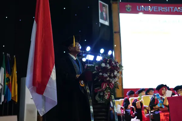 Ketua Pusat Penelitian Perubahan Iklim UI Berikan Orasi Ilmiah pada Dies Natalis Ke-68 Unhas