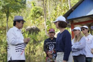Rektor Unhas Bersama Menteri Pembangunan Inggris Lakukan Kunjungi Jejak Rumah Alfred Wallace di Maros