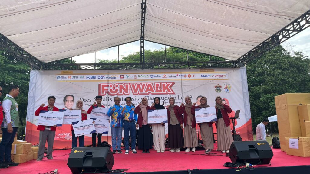 Unhas Beri Penghargaan Mahasiswa Berprestasi di Puncak Perayaan Dies Natalis