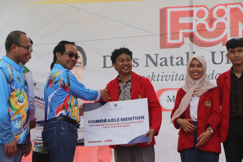 Unhas Beri Penghargaan Mahasiswa Berprestasi di Puncak Perayaan Dies Natalis
