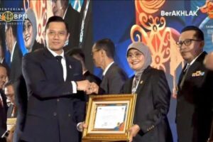WR III Unhas Raih Penghargaan dari Menteri ATRBPN