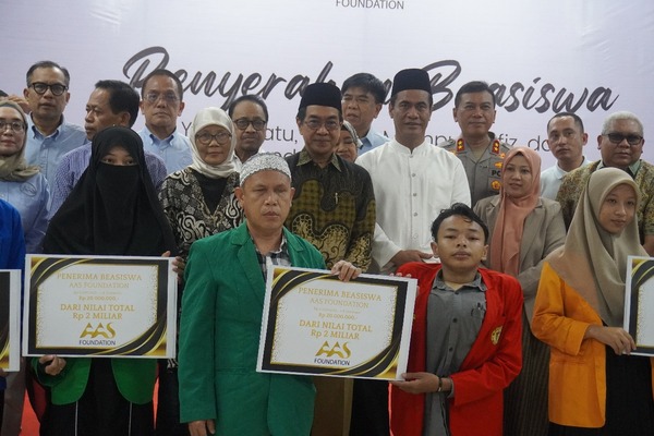 24 Mahasiswa Unhas Terima Beasiswa AAS Foundation