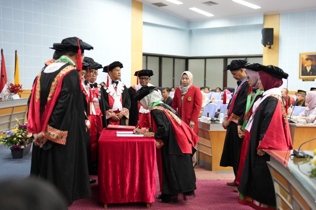 Pengukuhan Empat Guru Besar Baru Unhas Lintas Bidang Ilmu