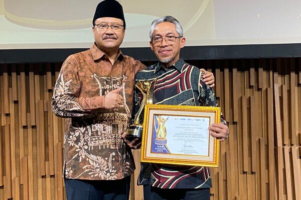 Atas Nama PERDAMI, Prof. Budu Dekan Pascasarjana Unhas Terima YPP Award 2024 Bidang Kesehatan