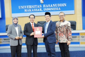 Rektor Serahkan Surat Keputusan Pengangkatan 34 Guru Besar Baru Lingkup Unhas