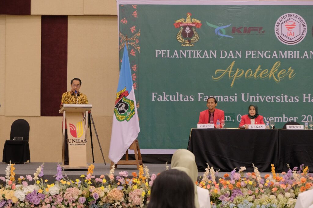 Rektor Unhas Lantik 15 Apoteker Baru, Tegaskan Pentingnya Teknologi dan Kolaborasi Profesi