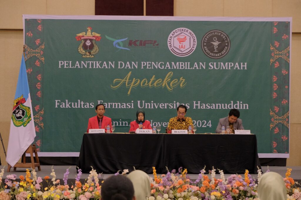 Rektor Unhas Lantik 15 Apoteker Baru, Tegaskan Pentingnya Teknologi dan Kolaborasi Profesi