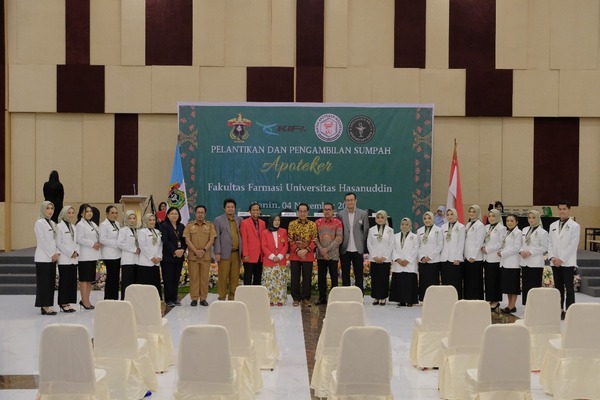 Rektor Unhas Lantik 15 Apoteker Baru, Tegaskan Pentingnya Teknologi dan Kolaborasi Profesi