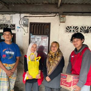 KKN Tematik Unhas Salurkan Bantuan untuk Warga Terdampak Banjir di Parepare