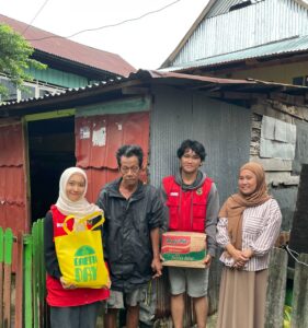 KKN Tematik Unhas Salurkan Bantuan untuk Warga Terdampak Banjir di Parepare