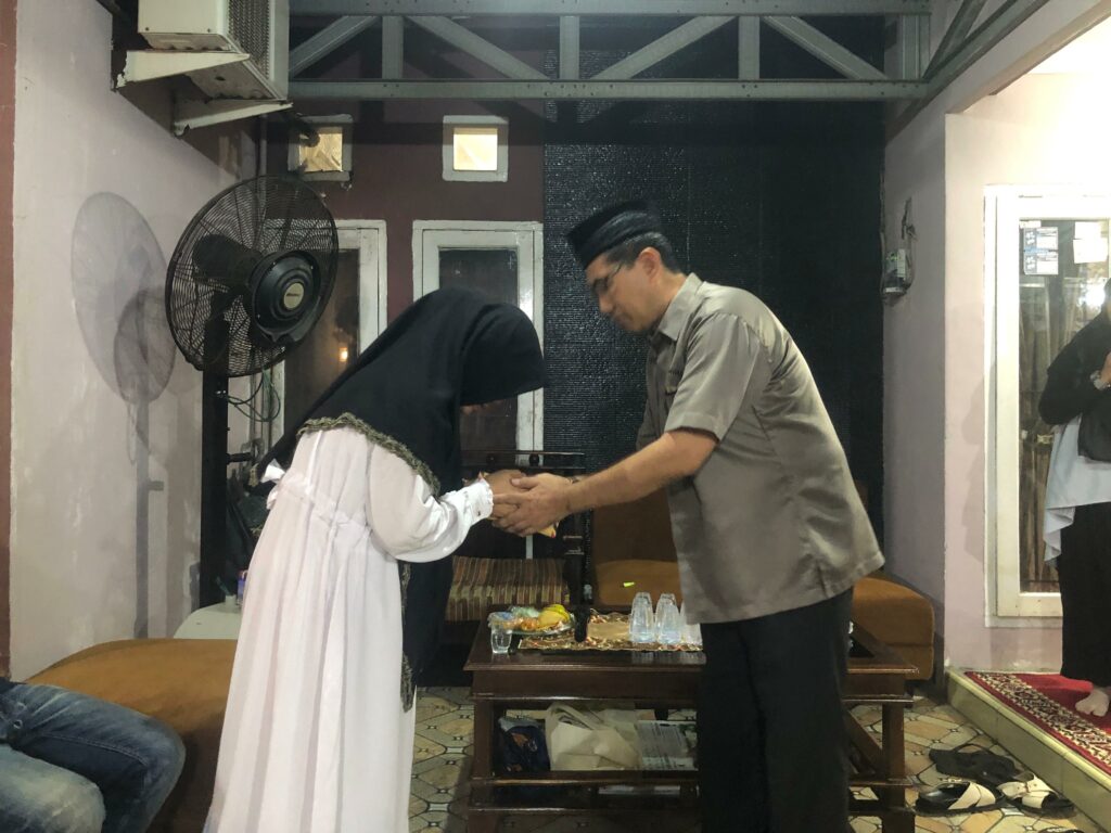 Unhas Beri Dana Duka Kepada Ketiga Korban Musibah Sungai Bislab