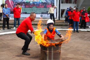 Unhas Kuatkan Budaya K3 dengan Apel Pagi dan Pelatihan Penggunaan APAR Kebakaran