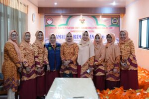 Dharma Wanita Persatuan Unhas Gelar Amaliah Ramadhan, Serahkan 457 Paket Sembako