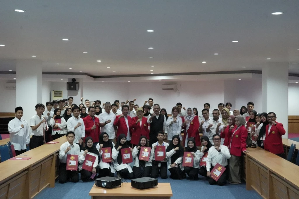 Unhas Serahkan SK Tenaga Harian dan Tenaga Magang, Rektor: Tingkatkan Kinerja, Beri Yang Terbaik