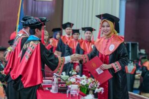 Periode Wisuda April, Rektor Unhas Alumni Harus bangga pada Almamater