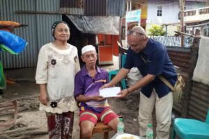 Wujud Kepedulian, Rektor Unhas Beri Bantuan untuk Korban Kebakaran di Pulau Barrang Lompo