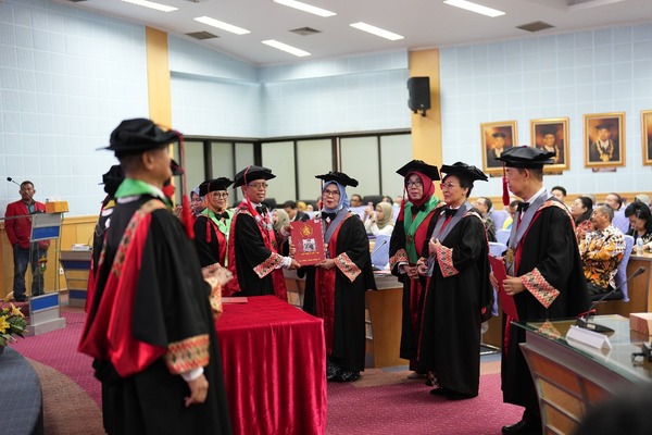 Isi Pidato Penerimaan Empat Guru Besar Unhas dalam Upacara Penerimaan oleh Senat Akademik