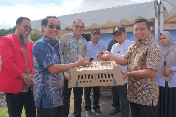 Serahkan Bantuan Benih dan Bibit Hasil Inovasi Unhas, Rektor Wujud Dukungan untuk Kemandirian Pangan