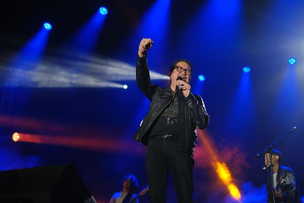 Tony Wenas Haru Birukan Ribuan Penonton Konser Musik Kebangsaan di Unhas