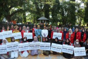 Unhas Peringati Hari Pendidikan Nasional 2025, Salurkan Bantuan Biaya Pendidikan kepada 300 Mahasiswa