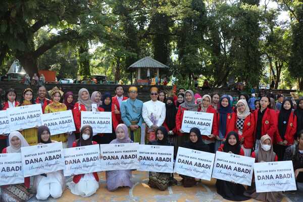 Unhas Peringati Hari Pendidikan Nasional 2025, Salurkan Bantuan Biaya Pendidikan kepada 300 Mahasiswa