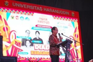 Prof JJ menyampaikan bahwa peran universitas tidak hanya mencetak lulusan yang unggul secara akademik, tetapi juga menjadi penjaga nilai-nilai kebangsaan. Di Unhas, komitmen ini dijalankan secara terencana dan sistematis. Kampus didesain sebagai ruang inklusif yang menghargai keberagaman dan menjunjung tinggi nilai-nilai kemanusiaan.