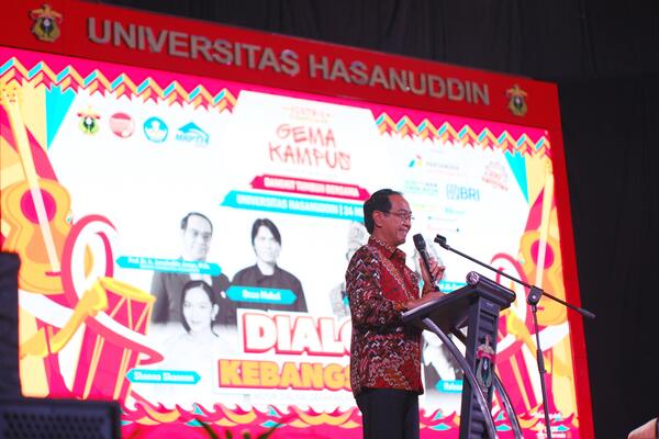 Prof JJ menyampaikan bahwa peran universitas tidak hanya mencetak lulusan yang unggul secara akademik, tetapi juga menjadi penjaga nilai-nilai kebangsaan. Di Unhas, komitmen ini dijalankan secara terencana dan sistematis. Kampus didesain sebagai ruang inklusif yang menghargai keberagaman dan menjunjung tinggi nilai-nilai kemanusiaan.