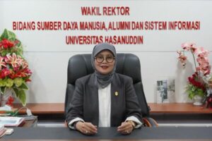 Kukuhkan Empat Guru Besar Baru, Prof. Farida SDM Unhas Semakin Unggul