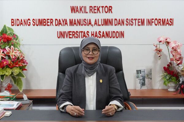 Kukuhkan Empat Guru Besar Baru, Prof. Farida SDM Unhas Semakin Unggul