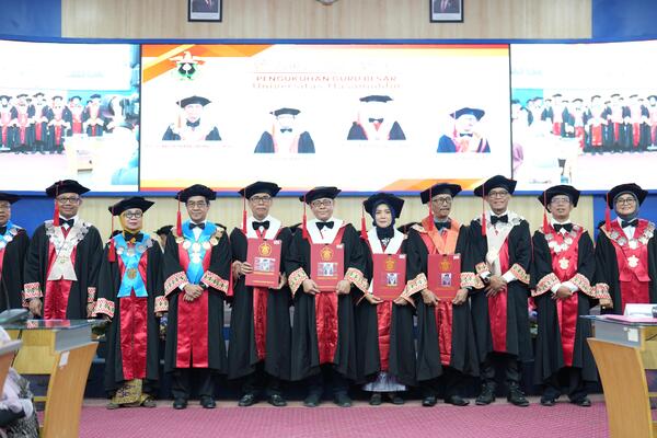 Unhas Gelar Prosesi Penerimaan Empat Guru Besar Baru Rumpun Ilmu Sosial