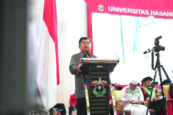 Wakil Presiden Jusuf Kalla Sampaikan Orasi Ilmiah dalam Prosesi Wisuda Unhas