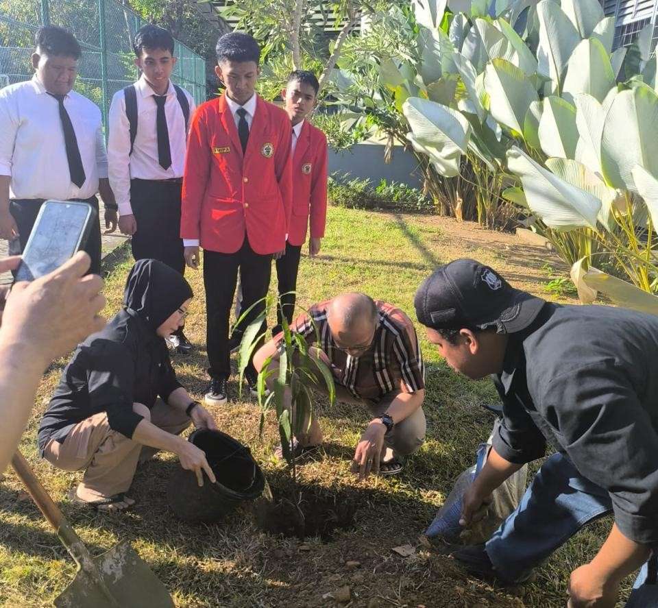 PKKMB 2025 FMIPA Unhas Hadirkan Semangat Keberlanjutan, Mahasiswa Baru Ikut Tanam Bibit Pohon
