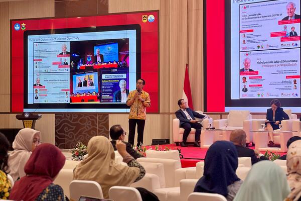 Rektor Unhas Ajak Kolaborasi Global dalam Forum Diplomasi Sains Kemendiktisaintek