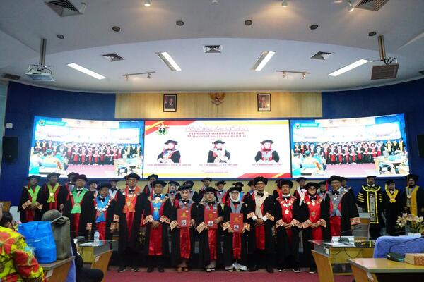 Senat Akademik Unhas Gelar Rapat Penerimaan Tiga Guru Besar sebagai Anggota Baru Dewan Profesor