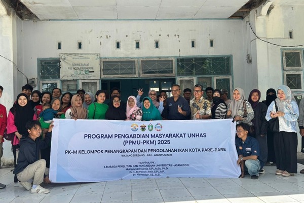 Unhas Beri Edukasi Teknologi Penangkapan dan Pengolahan Ikan kepada Nelayan dan Ibu-Ibu di Kota Parepare