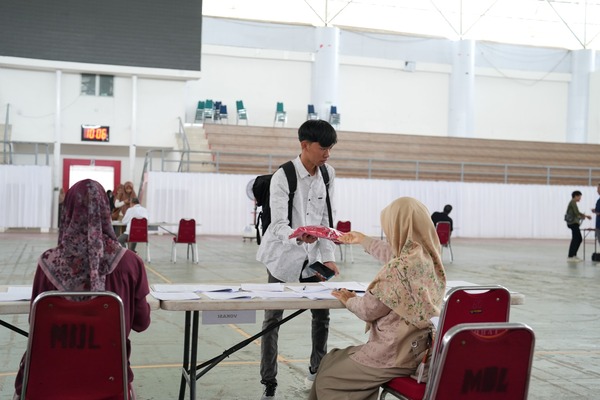 Unhas Gratiskan Jas Almamater bagi 10.300 Mahasiswa Baru Angkatan 2025