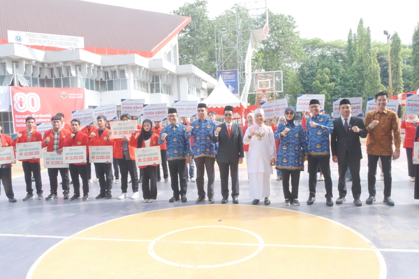 Unhas Serahkan Beasiswa bagi Mahasiswa dalam Upacara HUT ke-80 RI