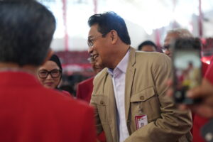 Wakil Ketua KPK RI Tanamkan Nilai Integritas Kepada Ribuan Mahasiswa Baru di PKKMB Unhas 2025