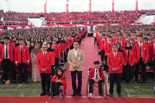 Wakil Ketua KPK RI Tanamkan Nilai Integritas Kepada Ribuan Mahasiswa Baru di PKKMB Unhas 2025
