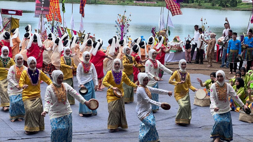 Peringati Maulid Nabi, Unhas Gelar Lomba Kaddo Minyak Spektakuler di Tepi Danau Kampus
