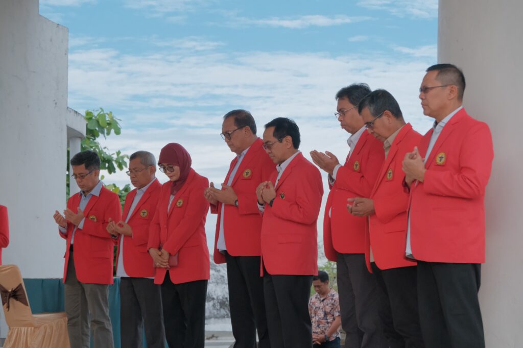 Ziarah Makam, Unhas Refleksi Nilai Kepahlawanan dan Keteladanan di Momen Dies Natalis Ke-69