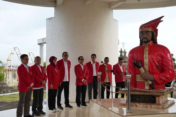Ziarah Makam, Unhas Refleksi Nilai Kepahlawanan dan Keteladanan di Momen Dies Natalis Ke-69