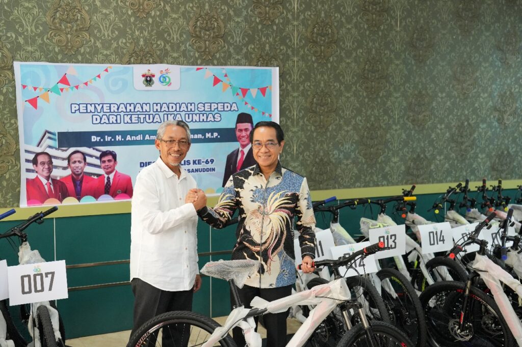 Rektor Unhas Serahkan Simbolis 100 Sepeda Bantuan Ketua IKA Unhas