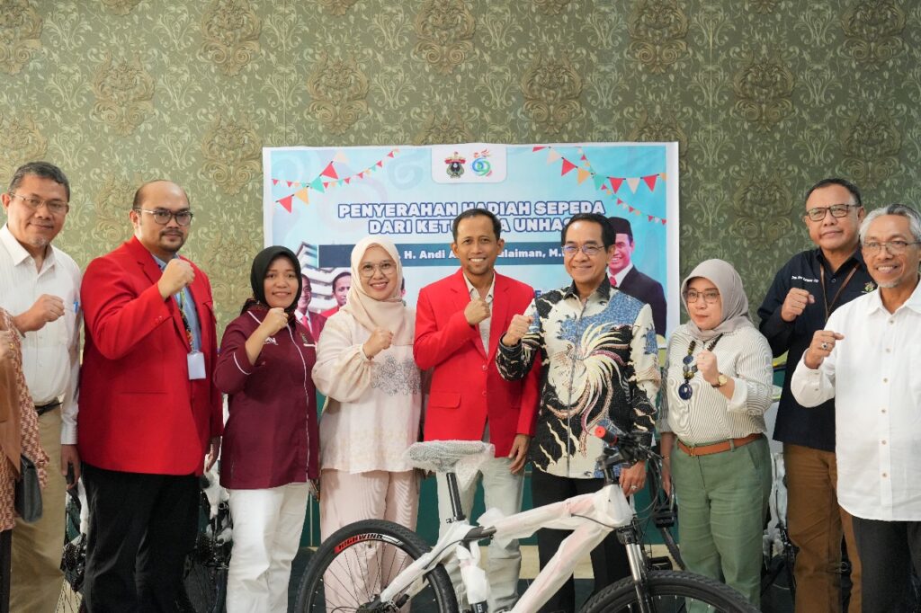 Rektor Unhas Serahkan Simbolis 100 Sepeda Bantuan Ketua IKA Unhas