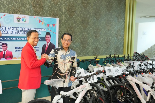 Rektor Unhas Serahkan Simbolis 100 Sepeda Bantuan Ketua IKA Unhas