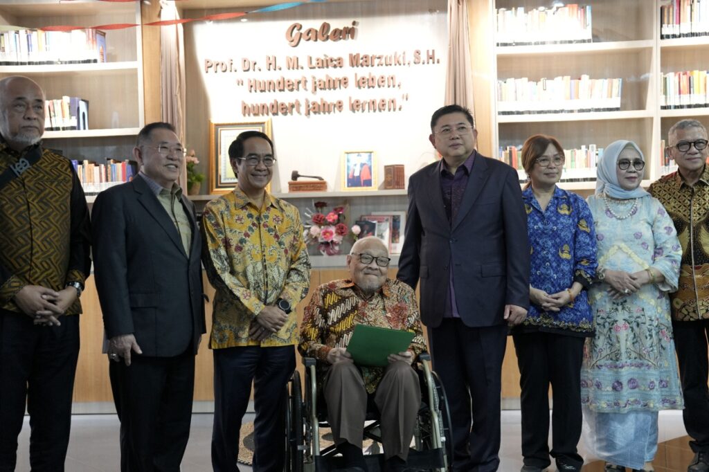 Prof. Mohammad Laica Marzuki Sumbangkan 2.355 Koleksi Bukunya untuk Perpustakaan Unhas
