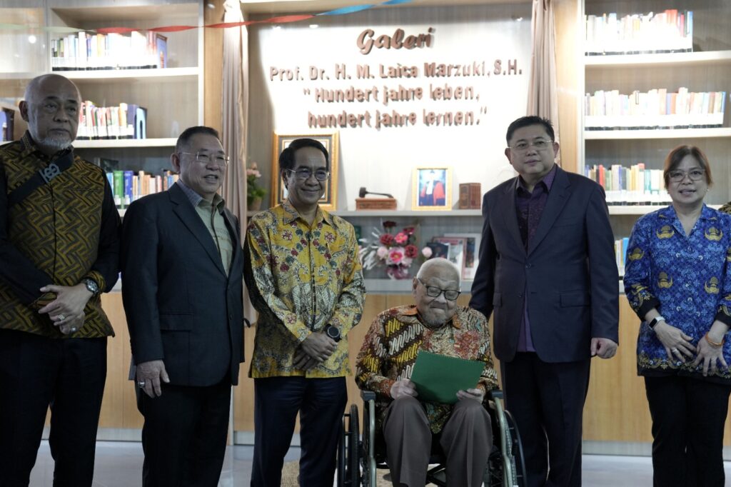 Prof. Mohammad Laica Marzuki Sumbangkan 2.355 Koleksi Bukunya untuk Perpustakaan Unhas